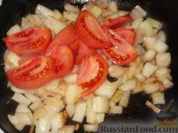 Рагу из кабачков: Нарезанные дольками помидоры добавить к луку. Жарить, помешивая, еще 7 минут.