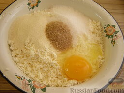 Сырники творожные с манной крупой: К протертому творогу добавить манную крупу, яйцо, сахар и ванилин.