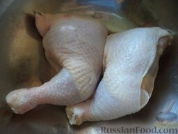 Жареные куриные окорочка: Как пожарить окорочка с чесноком и сметаной:    Куриные окорочка промыть.