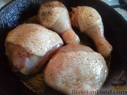 Жареные куриные окорочка: Разогреть сковороду, налить растительное масло. В горячее масло выложить подготовленное мясо.