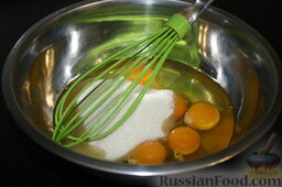 Крем заварной: Яйца растереть с сахаром.