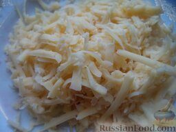 Салат «Гранатовый браслет»: Твердый сыр натереть на крупной терке.