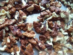 Салат «Гранатовый браслет»: Очищенные грецкие орехи поджарить на сухой сковороде на среднем огне, помешивая, 2-3 минуты.