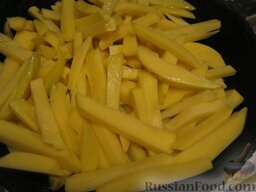 Азу из говядины: Картофель очистить, помыть и нарезать брусочками.