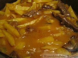 Азу из говядины: Затем добавить обжаренный картофель, перец горошком, лавровый лист к мясу и тушить его еще около 20 минут.
