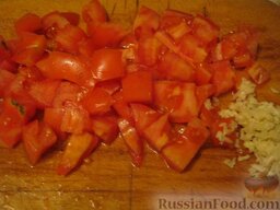 Азу из говядины: За это время помидоры помыть и нарезать. Чеснок почистить и растереть в ступке или раздавить в чесночнице.