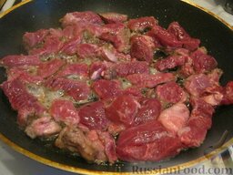Азу из говядины: Разогреть сковороду, налить 30 г (1,5-2 ст. ложки) растительного масла. Выложить мясо. Посолить, поперчить, перемешать.