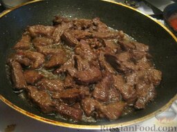 Азу из говядины: Обжарить, помешивая, на сковороде 10-15 минут на среднем огне.