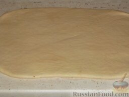 Сдобные булочки с начинкой: Затем раскатать в пласт толщиной в палец.