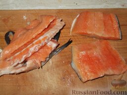 Финская уха (Kalakeitto): Как сварить финскую уху на молоке (Kalakeitto):    Перед тем, как приготовить финскую уху, почистите рыбу и отделите филе от костей.