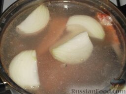 Финская уха (Kalakeitto): Опустите в воду кости, крупно нарезанный лук и добавьте специи (соль и черный перец). Варите около 20 минут.