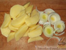 Финская уха (Kalakeitto): Картофель очистите, вымойте и нарежьте дольками. Лук-порей нарежьте кольцами.