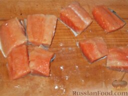 Финская уха (Kalakeitto): Нарежьте филе рыбы кусками.