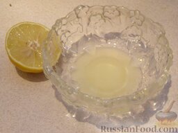 Варенье клубничное по-французски: На следующий день из лимона выжать сок, добавить его к ягодам.