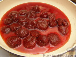 Варенье клубничное по-французски: Затем ягоды клубники вернуть в сироп и варить французское клубничное варенье на слабом огне до готовности (примерно 5 минут).