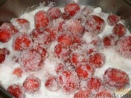 Пятиминутка из клубники или земляники: Подготовленные ягоды помещают в эмалированный таз, пересыпая каждый слой сахаром, выдерживают 3—4 часа.