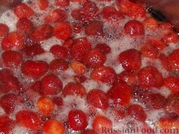 Пятиминутка из клубники или земляники: Затем таз с ягодами ставят на небольшой огонь и доводят до кипения. Осторожно помешивая, кипятят 5—7 минут.
