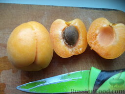 Варенье из половинок абрикосов: Ножом из нержавеющей стали разрезают абрикосы по бороздке на половинки, удаляют косточки и плодоножки.