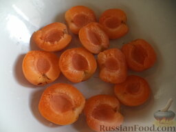 Варенье из половинок абрикосов: Половинки абрикосов выкладывают в эмалированный таз или кастрюлю в один слой срезом кверху.