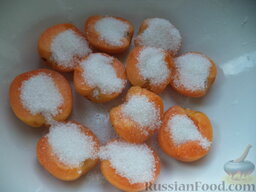 Варенье из половинок абрикосов: На каждую половинку насыпают чайную ложку сахара.