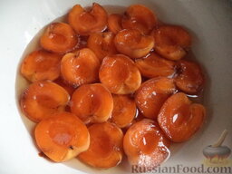 Варенье из половинок абрикосов: Абрикосовое варенье из половинок варят до готовности в течение 35-40 минут на минимальном огне.   Варенье из половинок абрикосов готово.  Приятного чаепития!