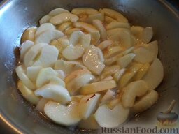 Варенье из яблок: Подготовленные яблоки кладут в готовый сироп.