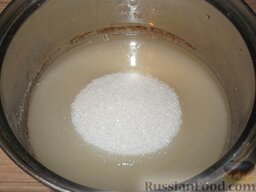 Варенье из айвы (второй способ): Готовят сироп. Для этого в отвар доливают воду до нужного количества (300 мл). Добавляют сахар. Варят сироп до полного растворения сахара.