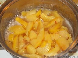 Варенье из айвы (второй способ): Затем плоды помещают в эмалированную посуду, заливают горячим сахарным сиропом, ставят на малый огонь.