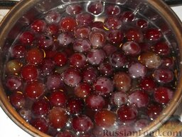 Варенье из винограда (второй способ): Затем виноград заливают теплым сахарным сиропом, приготовленным из половины нормы сахара, выдерживают в течение 8 часов.