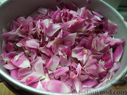 Сироп из лепестков роз: Как приготовить сироп из лепестков роз:    Лепестки моют в холодной воде.