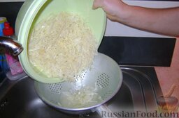 Салат из свежей капусты с растительным маслом и уксусом: Откинуть капусту на дуршлаг и выложить ее опять в глубокую посуду или сразу в салатницу.