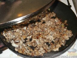 Беф-строганов в грибном соусе: Перемешать, накрыть сковороду крышкой, подержать на огне 3-5 минут и снять с плиты.