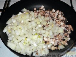 Беф-строганов в грибном соусе: Разогреть на сковороде половину растительного масла, выложить в сковороду нарезанные грибы и лук, потушить на слабом огне (около 20 минут).