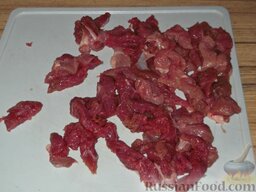 Беф-строганов в грибном соусе: Отбитое мясо нарезать полосками длиной 3-4 см.
