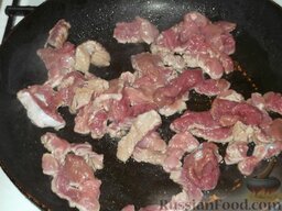 Беф-строганов в грибном соусе: Оставшееся масло разогреть в другой сковороде, выложить мясо.