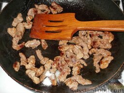 Беф-строганов в грибном соусе: На достаточно большом огне пожарить мясо, помешивая (примерно 10 минут), посолить.   Вынуть мясо на тарелку шумовкой так, чтобы стекло лишнее масло.