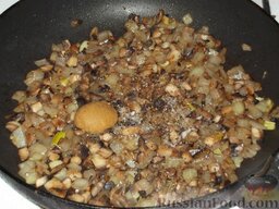 Беф-строганов в грибном соусе: Лук и грибы посолить, посыпать перцем и перемешать с горчицей.