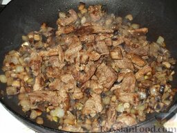 Беф-строганов в грибном соусе: Мясо добавить к луку с грибами.