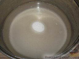 Старинный русский рецепт сухого клубничного варенья: Сахар заливают водой в широкой кастрюле или в тазу для варки варенья.