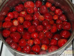 Старинный русский рецепт сухого клубничного варенья: Опускают в него ягоды, доводят до кипения.