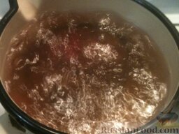 Борщ из крапивы: Как приготовить зеленый борщ из крапивы:    Свеклу вымыть, залить водой и отварить (40 минут при слабом кипении).