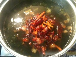 Борщ из крапивы: Добавить поджаренные овощи и коренья с томатной пастой и свеклой, посолить и поперчить. Варить борщ с крапивой около 5-6 минут на слабом огне.