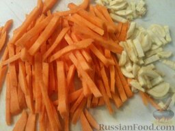 Борщ из крапивы: Морковь, лук и корень петрушки очистить и вымыть. Морковь и корень петрушки нарезать соломкой.