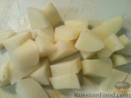 Борщ из крапивы: Картофель очистить, вымыть и нарезать кубиками.
