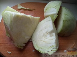 Котлеты из белокочанной капусты: Капусту очистите. Очищенную капусту порежьте на 4 части.