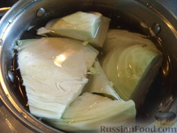 Котлеты из белокочанной капусты: Капусту промойте, залейте холодной подсоленной водой, отварите в течение 3-5 минут.