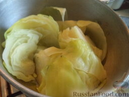 Котлеты из белокочанной капусты: Отбросьте капусту на дуршлаг, дайте стечь. (Воду можно использовать для приготовления супа.)