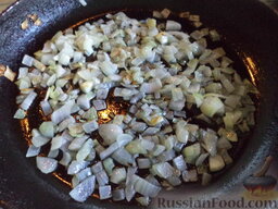Оладьи из печени: Разогреть сковороду, влить растительное масло. В горячее  масло выложить лук, обжарить на масле до прозрачности, помешивая (1-2 минуты). Охладить.