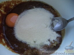 Оладьи из печени: Добавить к печени сырое яйцо, манную крупу, соль, перец, чеснок.