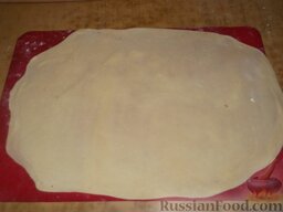 Хворост: Разделите тесто на несколько частей, чтобы легче было раскатывать. Раскатайте как можно тоньше (1-1,5 мм). Чем тоньше раскатано тесто, тем вкуснее получится хворост.